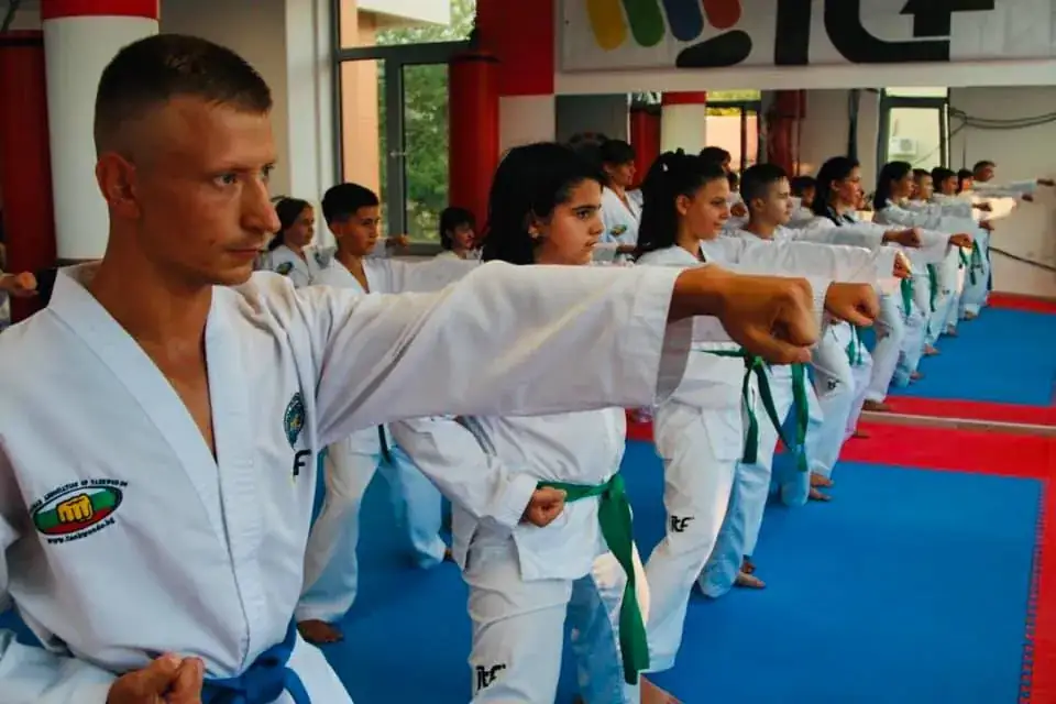 Работа по двойки по време на клубна тренировка